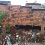 Três casas desabam na periferia de Fortaleza; outras sete estão sob risco
