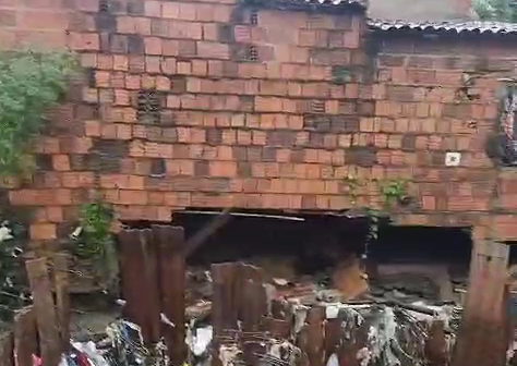 Três casas desabam na periferia de Fortaleza; outras sete estão sob risco