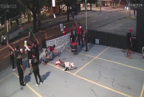 Escritório de André Fernandes é atacado em Fortaleza e boneco com rosto de deputado é queimado