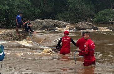 Mulheres são arrastadas por correnteza e ficam ilhadas no Rio Canindé, no Ceará