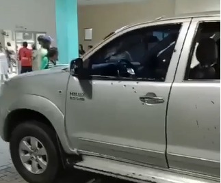 Três pessoas são baleadas em caminhonete alvo de tiros; vídeo