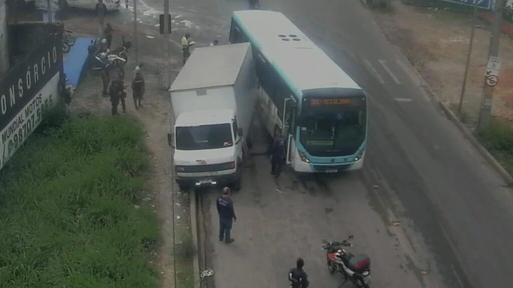 Caminhão atropela e mata ciclista antes de colisão contra ônibus em Fortaleza