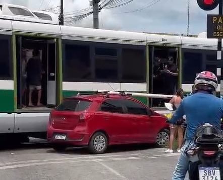 Carro e VLT colidem em cruzamento de avenida em Caucaia