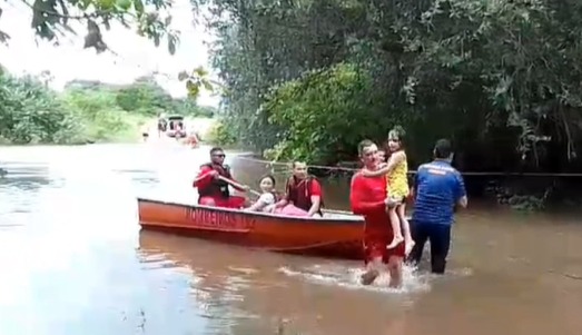 Moradores ilhados por inundação em Sobral, no Ceará, são resgatados pelo Corpo de Bombeiros