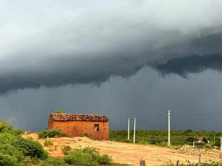 Inmet emite alerta de chuvas intensas e ventos fortes para 48 cidades no Ceará