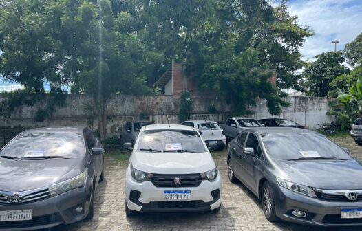 Carros de luxo, armas e dinheiro são apreendidos em operação na Grande Fortaleza; três pessoas são presas