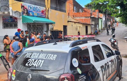 Homem atira em clientes em calçada de bar e deixa um morto e dois feridos