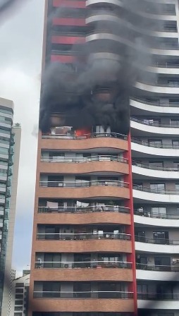 Incêndio atinge apartamento em prédio do bairro Meireles, em Fortaleza