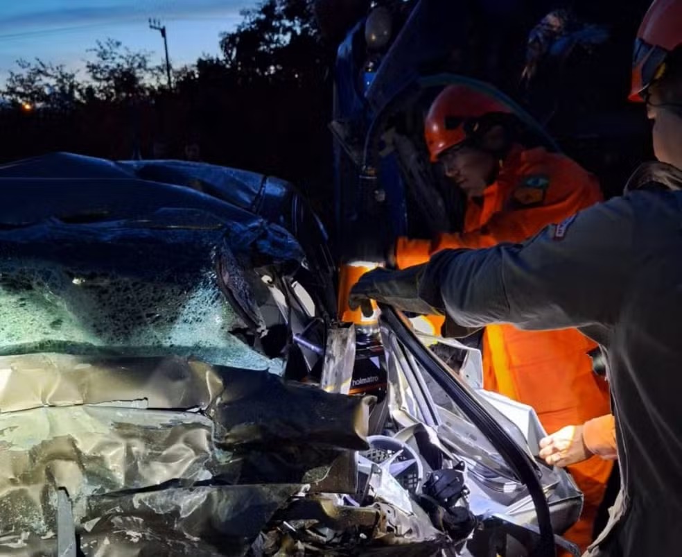 Acidente na BR 304: carro colide com caminhão e motorista morre, no Ceará