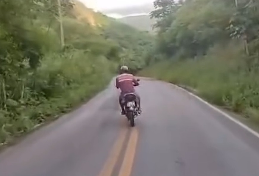 Motociclista é flagrado descendo serra em zigue-zague no interior do Ceará