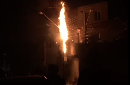 Incêndio: poste de energia pega fogo no bairro Mondubim, em Fortaleza