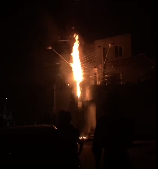 Incêndio: poste de energia pega fogo no bairro Mondubim, em Fortaleza