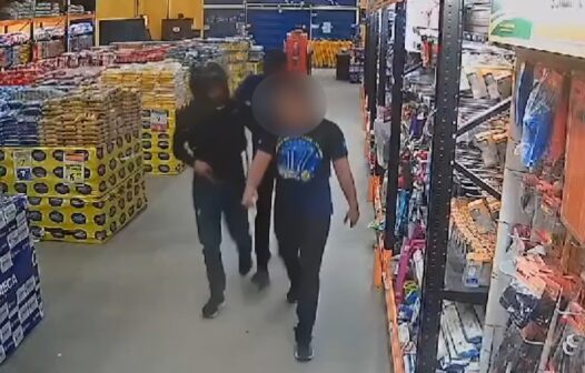 Homens armados são flagrados fazendo assalto a supermercado na Grande Fortaleza