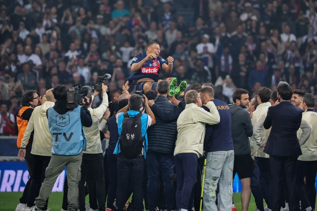 PSG vence Lyon e é campeão da Copa da França na despedida de Mbappé