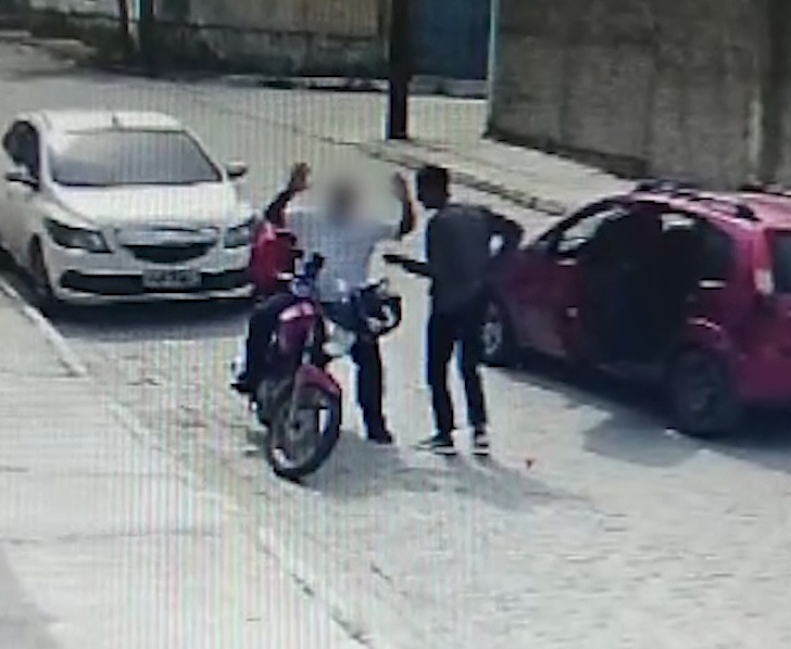 Assalto: entregador tem moto roubada em Fortaleza enquanto trabalha