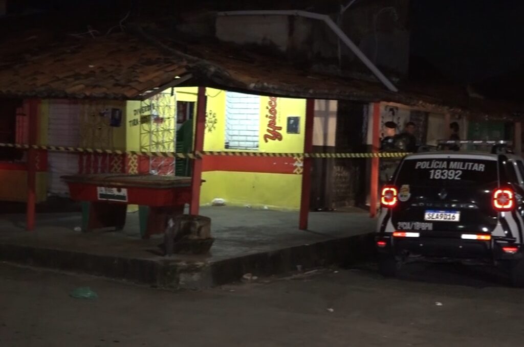 Homem é assassinado a tiros em bar no bairro Dom Lustosa, em Fortaleza