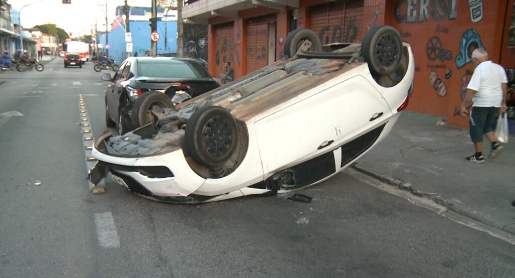 Câmera flagra acidente com três veículos e capotamento no Centro de Fortaleza
