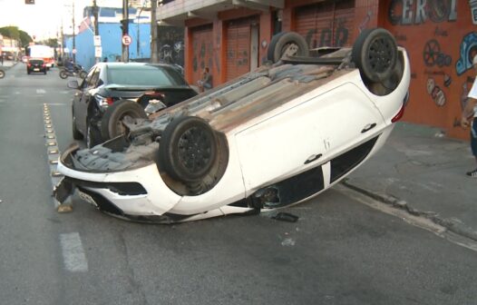 Câmera flagra acidente com três veículos e capotamento no Centro de Fortaleza