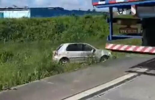 Motorista perde o controle e carro desce ribanceira na Grande Fortaleza