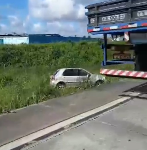 Motorista perde o controle e carro desce ribanceira na Grande Fortaleza