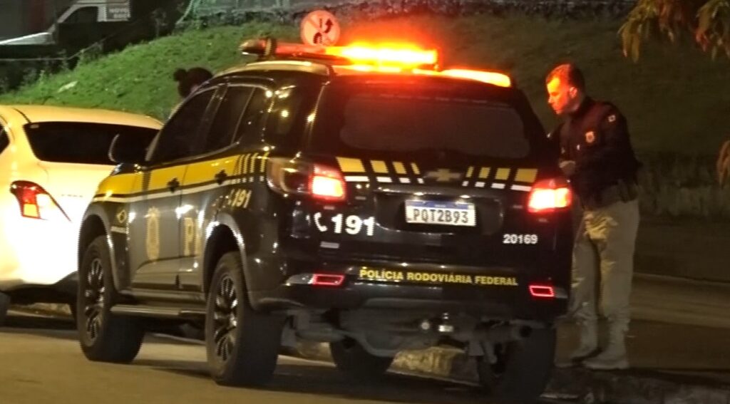 Casal rouba carro de taxista, é perseguido pela polícia, bate em veículo e acaba preso