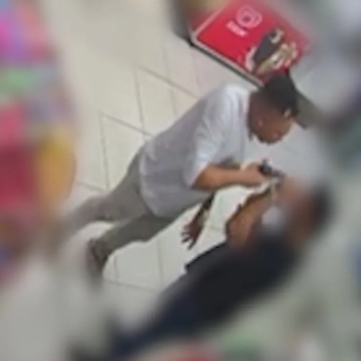 Flagra: homem armado agride e ameaça outro homem em posto de gasolina