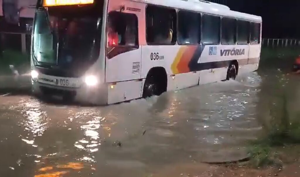 Com chuvas, rodovia BR-222 é bloqueada após rio transbordar em Fortaleza