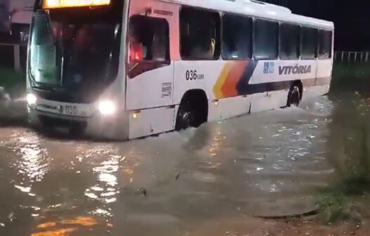 Com chuvas, rodovia BR-222 é bloqueada após rio transbordar em Fortaleza