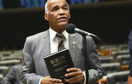 Deputado pastor critica show de Madonna e quer proibir simulação de sexo em eventos