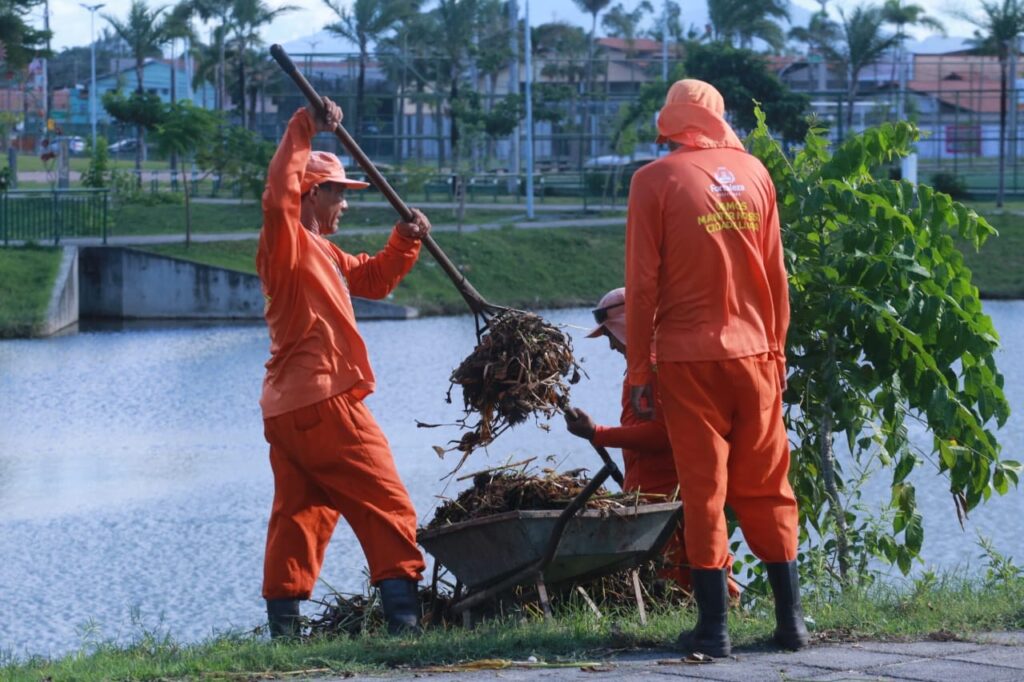 Mais de 20 mil toneladas de lixo e aguapés são coletados de canais e lagoas de Fortaleza