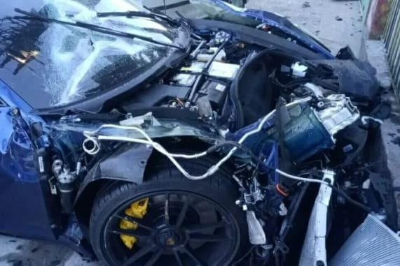 Amigo de motorista do Porsche que se feriu em acidente retorna ao hospital com complicações