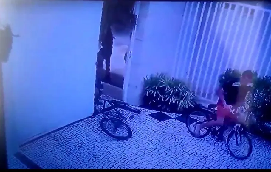 Assaltantes em bicicletas roubam moradora de condomínio na entrada de garagem no bairro Varjota