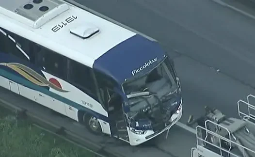 Caminhão colide com ônibus e deixa 11 feridos na rodovia Anhanguera