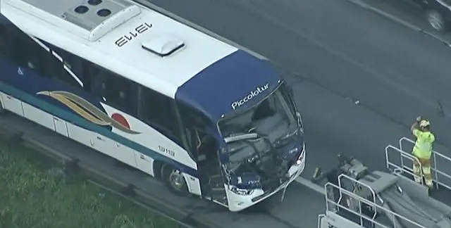 Caminhão colide com ônibus e deixa 11 feridos na rodovia Anhanguera