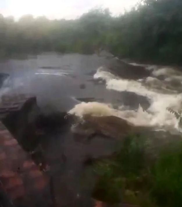 Nível da água sobe causando rompimento o de uma barragem em São Gonçalo do Amarante, no interior do Ceará