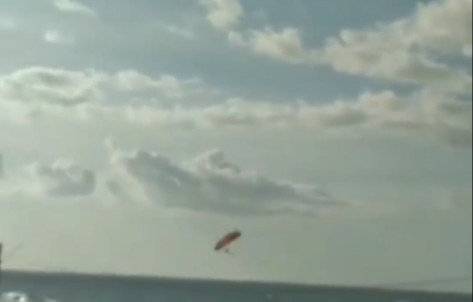 Piloto de parapente cai no mar em Camocim, no litoral do Ceará