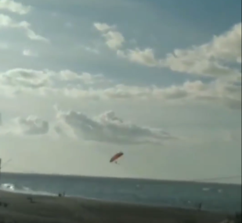 Piloto de parapente cai no mar, em Camocim, litoral do Ceará