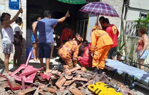 Bombeiros resgatam vítimas de desabamento de teto de uma casa em Fortaleza