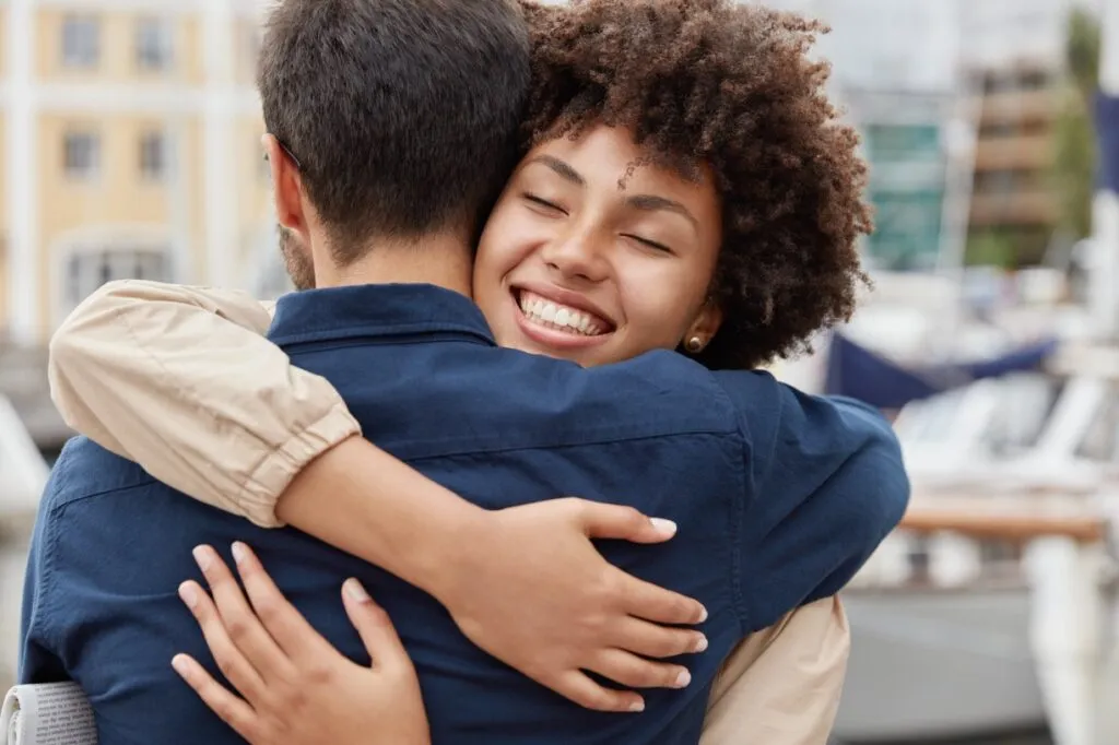 Dia Mundial do Abraço: conheça os benefícios desse gesto para a saúde mental