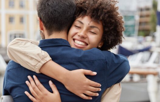 Dia Mundial do Abraço: conheça os benefícios desse gesto para a saúde mental