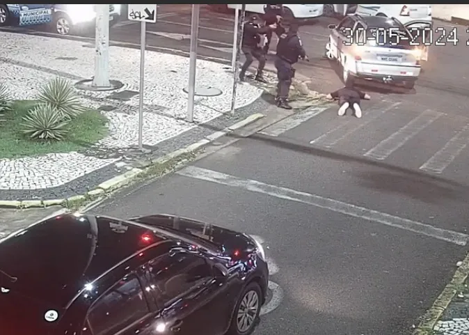 Dois suspeitos são presos após assaltar um carro em Fortaleza