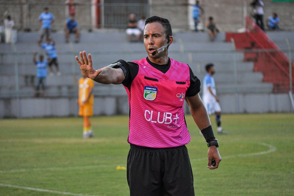 Árbitro Maguielson Lima Barbosa apita a partida entre Ceará e Chapecoense/SC