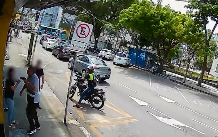 Dupla rouba pedestres em rua movimentada no Centro de Fortaleza