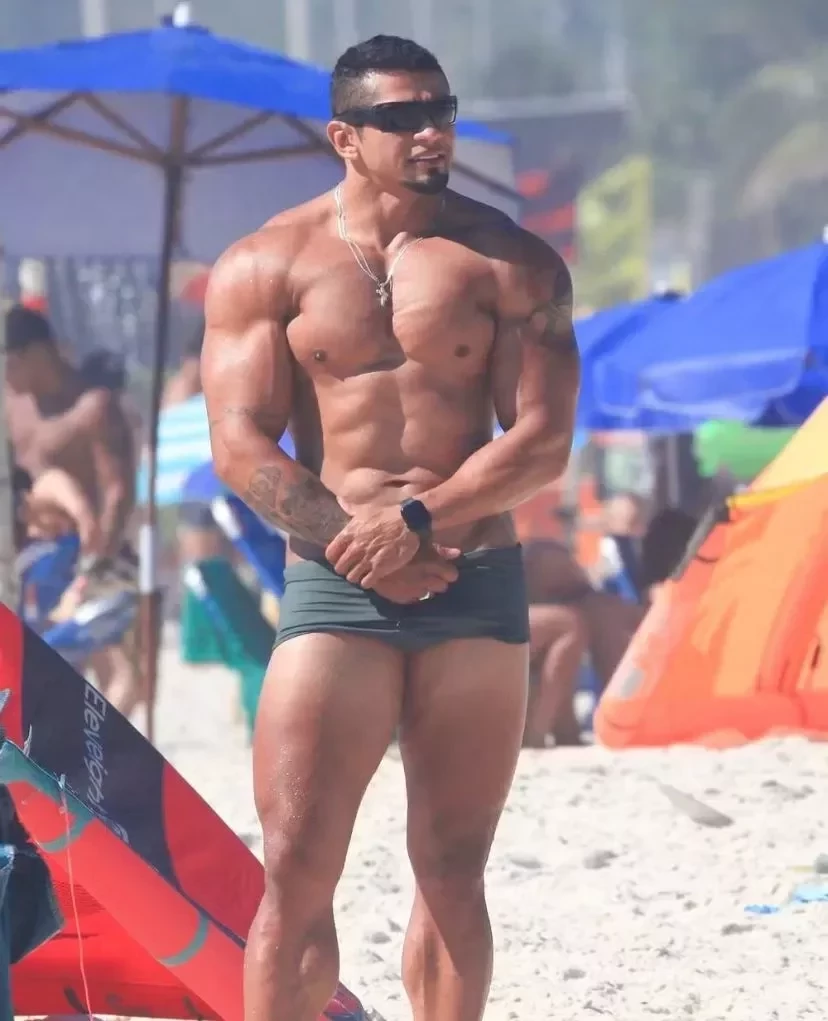 Ex-affair de Gracyanne Barbosa, Gilson de Oliveira curte dia de sol na praia