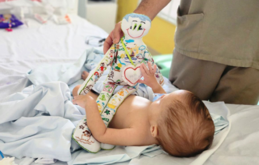 Projeto entrega bonecos de pano bordados para crianças internadas no Hospital Infantil Albert Sabin