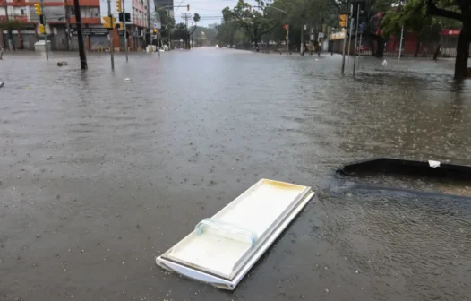 Enchente volta a avançar e atinge novas áreas da Grande Porto Alegre; aulas são suspensas