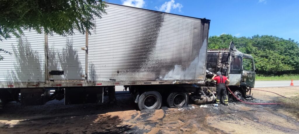 Incêndio em carreta carregada de água sanitária mobiliza Corpo de Bombeiros na CE-350