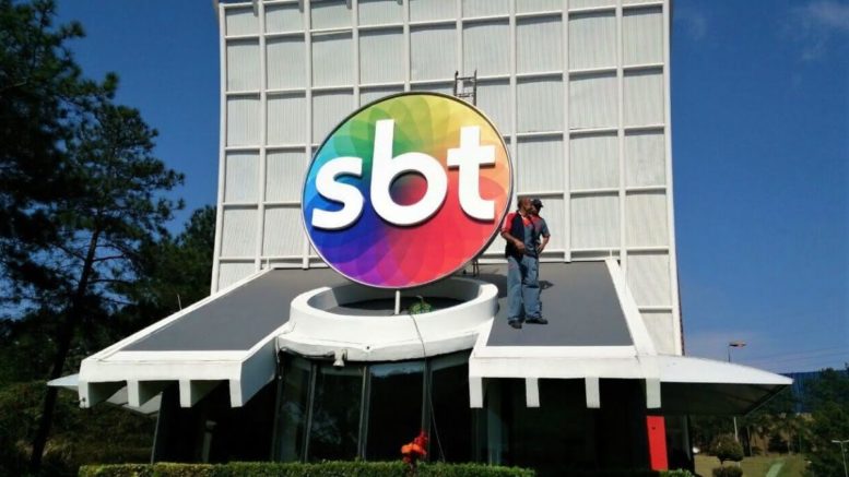 Diretor do SBT é flagrado tendo relações sexuais com funcionário dentro de camarim