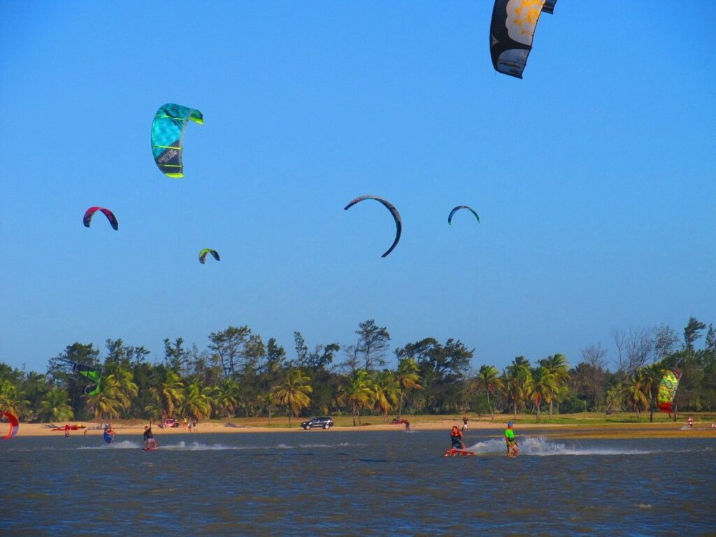 Turista francesa morre durante prática de kitesurf em praia do Ceará
