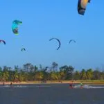 Turista francesa morre durante prática de kitesurf em praia do Ceará